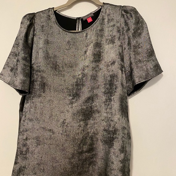 . Vince Camuto Flutter Sleeve Soft Texture - Picture 2 of 5